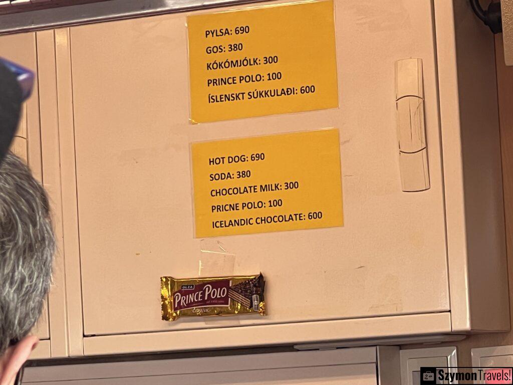 Kultowy hot dog Bæjarins Beztu Pylsur – tani i smaczny sposób na szybki posiłek.