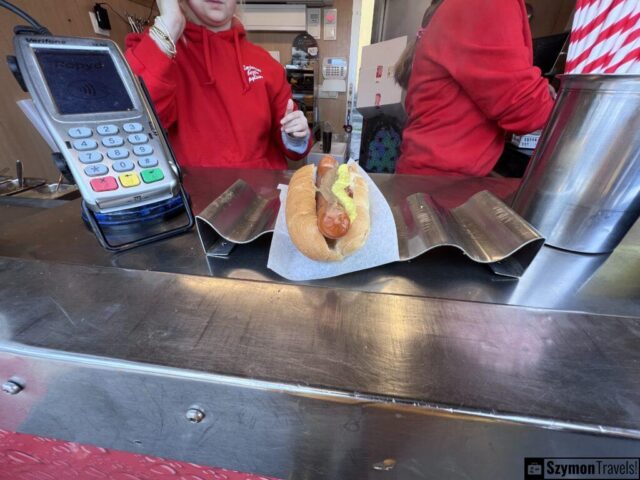 Hot-dog z budki Bæjarins Beztu Pylsur w centrum Reykjavíku Hot-dog z budki Bæjarins Beztu Pylsur w centrum Reykjavíku