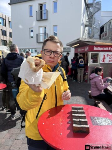 Hot-dog z budki Bæjarins Beztu Pylsur w centrum Reykjavíku Hot-dog z budki Bæjarins Beztu Pylsur w centrum Reykjavíku