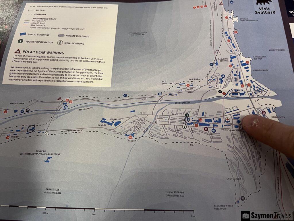 Mapa Longyearbyen z oznaczoną strefą bezpieczeństwa dla niedźwiedzi polarnych.