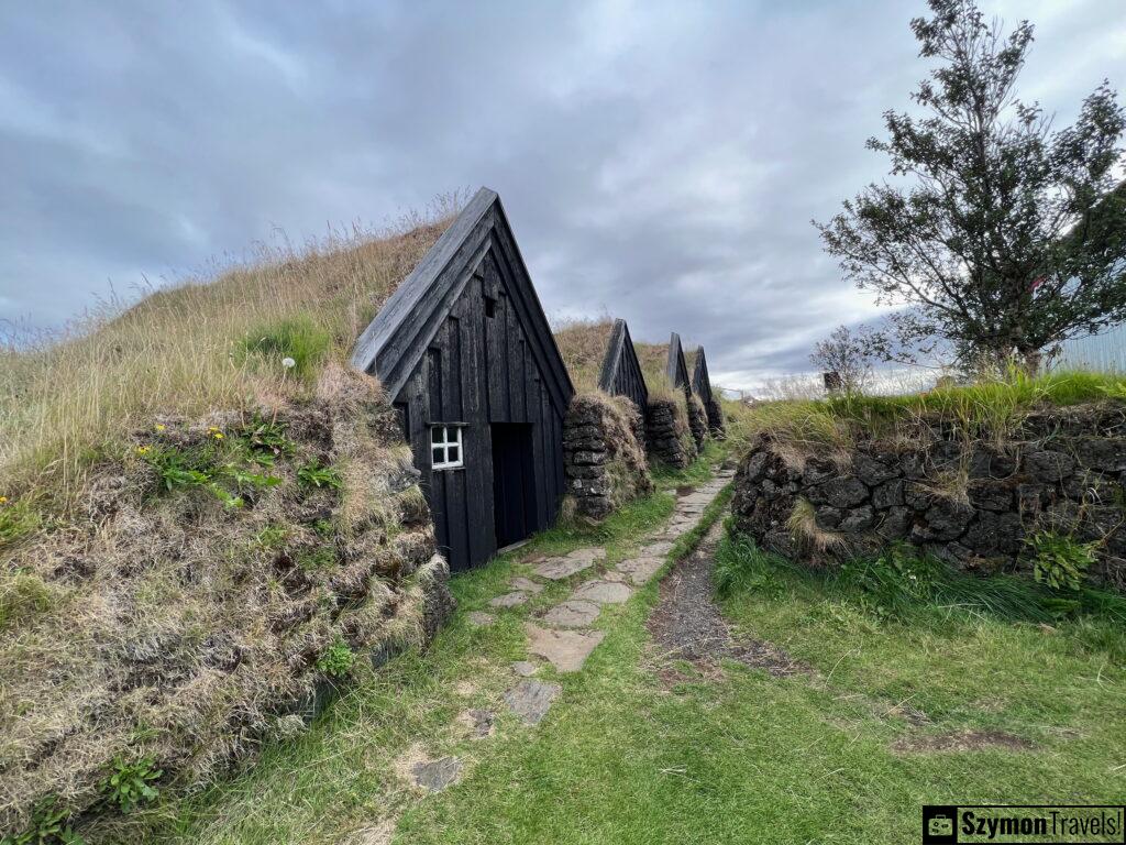 Widok na domki porośnięte trawą w Keldur, Isandia