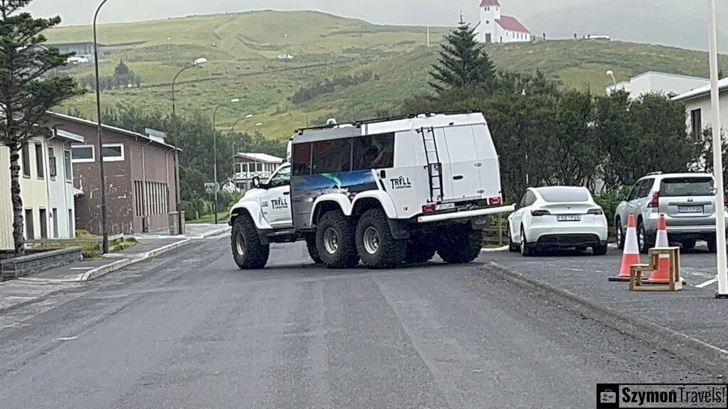 Samochód na wyprawę na lodowiec, Vik, Islandia