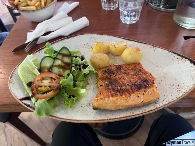 Łosoś smażony z ziemniakami i sałatką w Halldórskaffi, Vik, Islandia