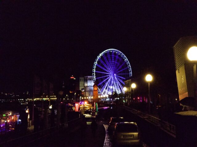 Widok na diabelski młyn w Düsseldorf