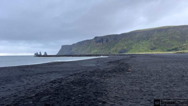 Widok na bazaltowe kolumny Reynisdrangar w Vik, Islandia