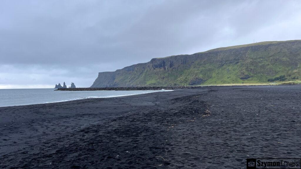Widok na bazaltowe kolumny Reynisdrangar w Vik, Islandia Widok na bazaltowe kolumny Reynisdrangar w Vik, Islandia