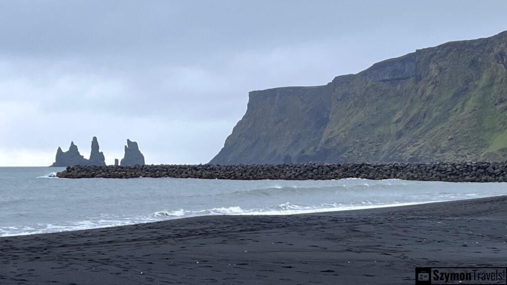 Widok na bazaltowe kolumny Reynisdrangar w Vik, Islandia Widok na Reynisdrangar w Vik, Islandia