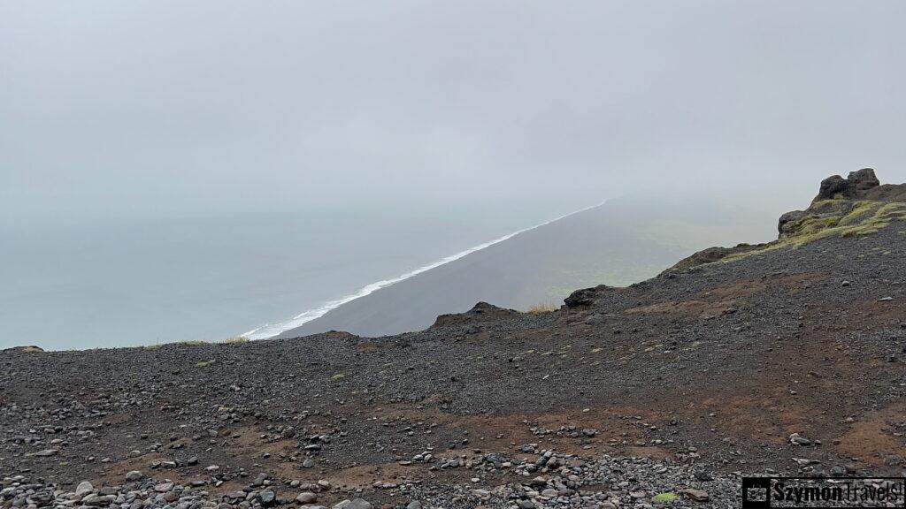 Czarna plaża za mgłą w Dyrhólaey, Islandia Czarna plaża za mgłą w Dyrhólaey, Islandia