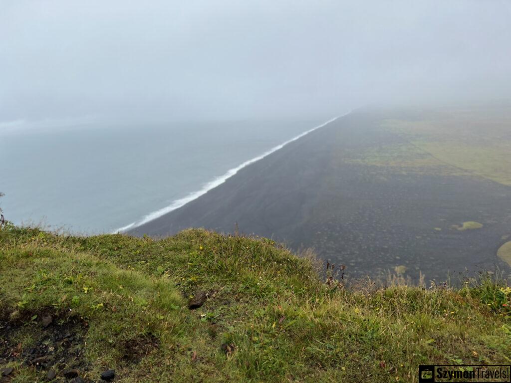 Widok na czarną plaże z Dyrh&oacute;laey, Islandia