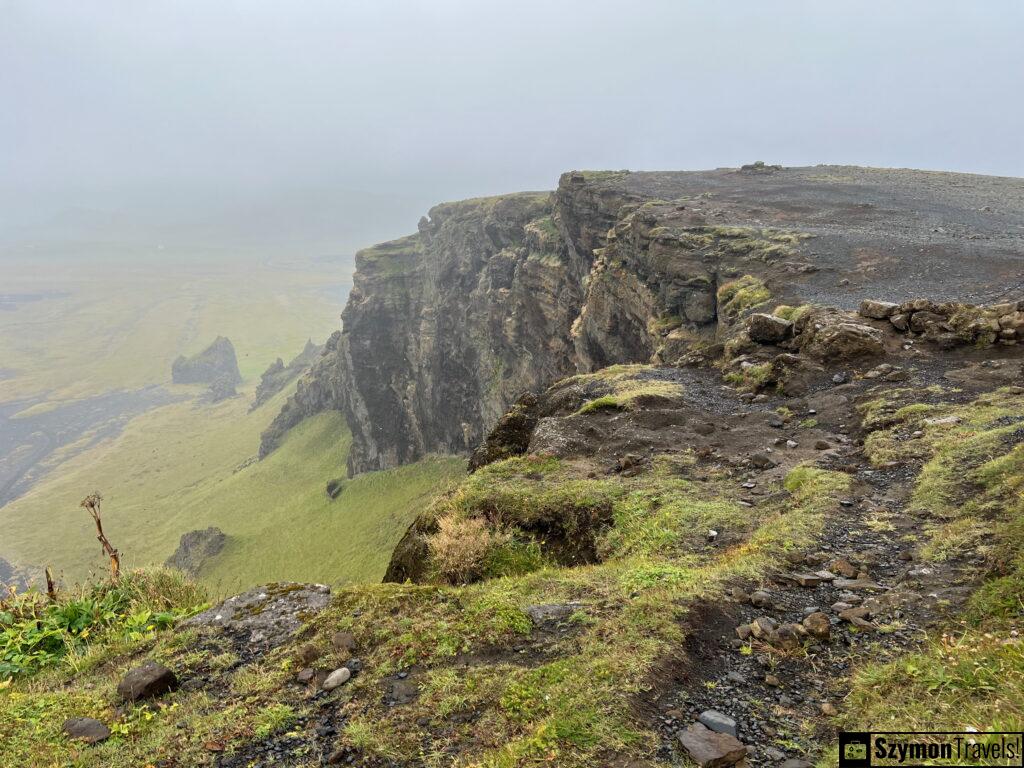 Skalne p&oacute;łki w klifach w Dyrh&oacute;laey, Islandia