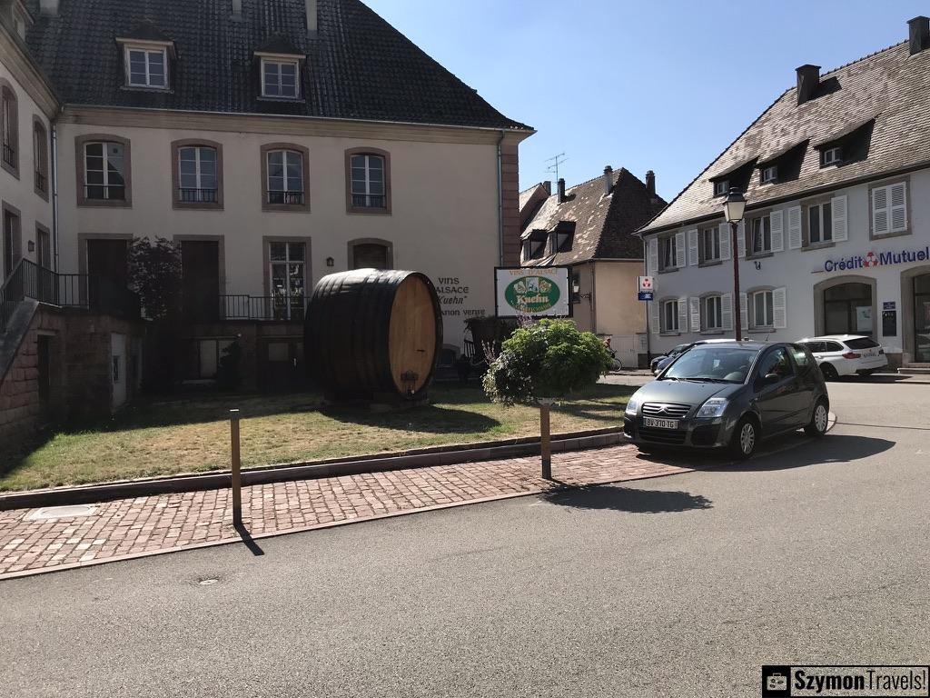 Wielka beczka na wino na placu w Ammerschwihr, Francja Wielka beczka na wino na placu w Ammerschwihr, Francja