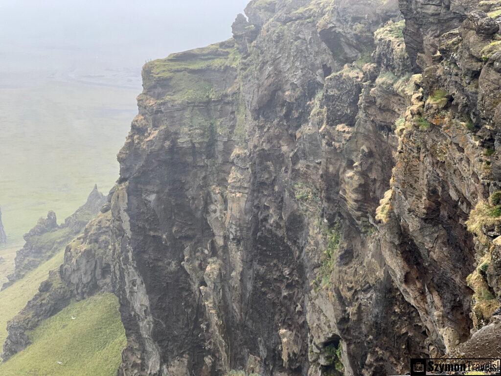 Skalne p&oacute;łki w klifach w Dyrh&oacute;laey, Islandia