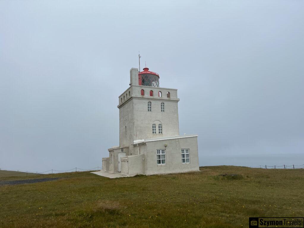 Widok na latarnie morska w Dyrhólaey, Islandia Latarnia morska w Dyrhólaey, Islandia