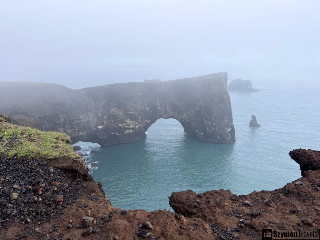 Łuk skalny w Dyrhólaey, Islandia Wyspa z dziurą w drzwiach Dyrhólaey, Islandia
