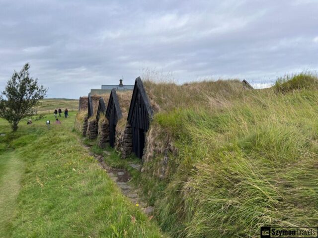 Domki porośnięte trawą w Keldur, Isandia