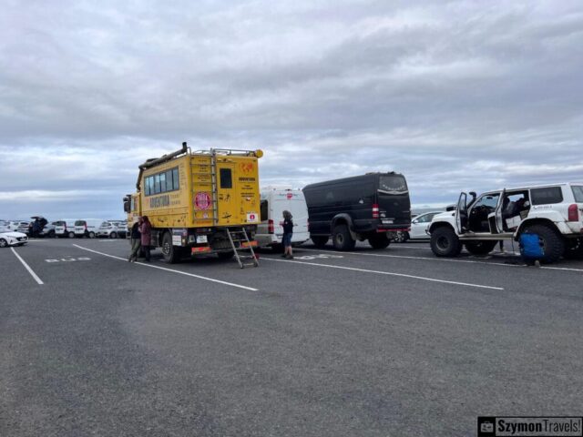 Tatra na parkingu pod wodospadem Seljalandsfoss, Islandia