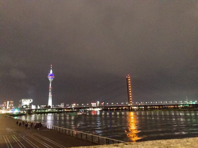 Widok na most nad Renem i wierzę telewizyjną w Düsseldorf