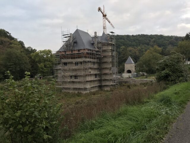 Château de Crupet podczas remontu w 13.09.2018 w Crupet, Belgia Château de Crupet podczas remontu w 13.09.2018 w Crupet, Belgia