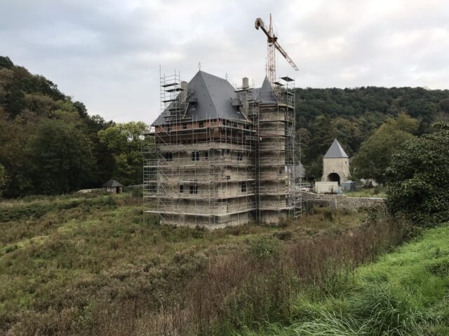 Château de Crupet podczas remontu w 13.09.2018 w Crupet, Belgia Château de Crupet podczas remontu w 13.09.2018 w Crupet, Belgia