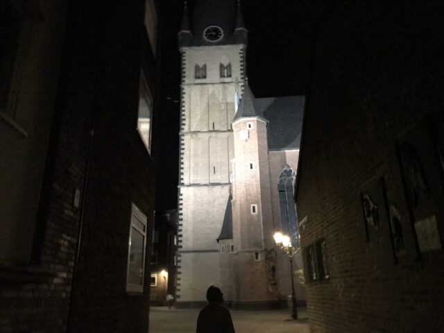 Widok na kościół w Düsseldorf