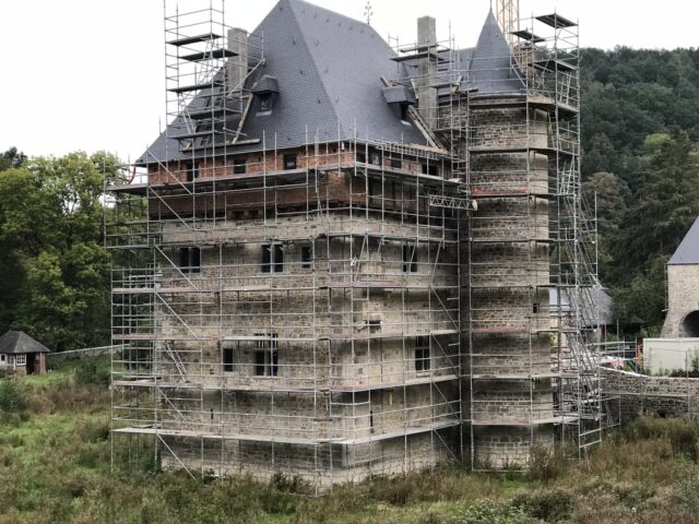 Château de Crupet podczas remontu w 13.09.2018 w Crupet, Belgia Château de Crupet podczas remontu w 13.09.2018 w Crupet, Belgia