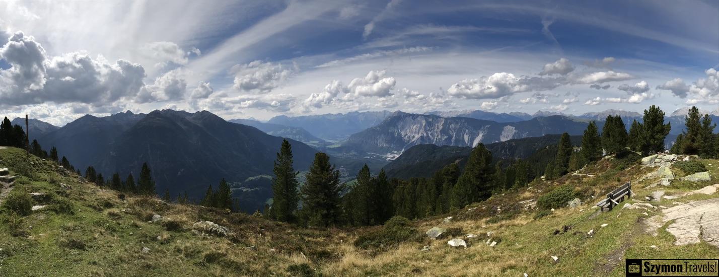 Panorama gór nad Ötztal Szeroka panorama gór i hal nad doliną Ötztal w rejonie Hochoetz, z ławką, ścieżką i chmurami.