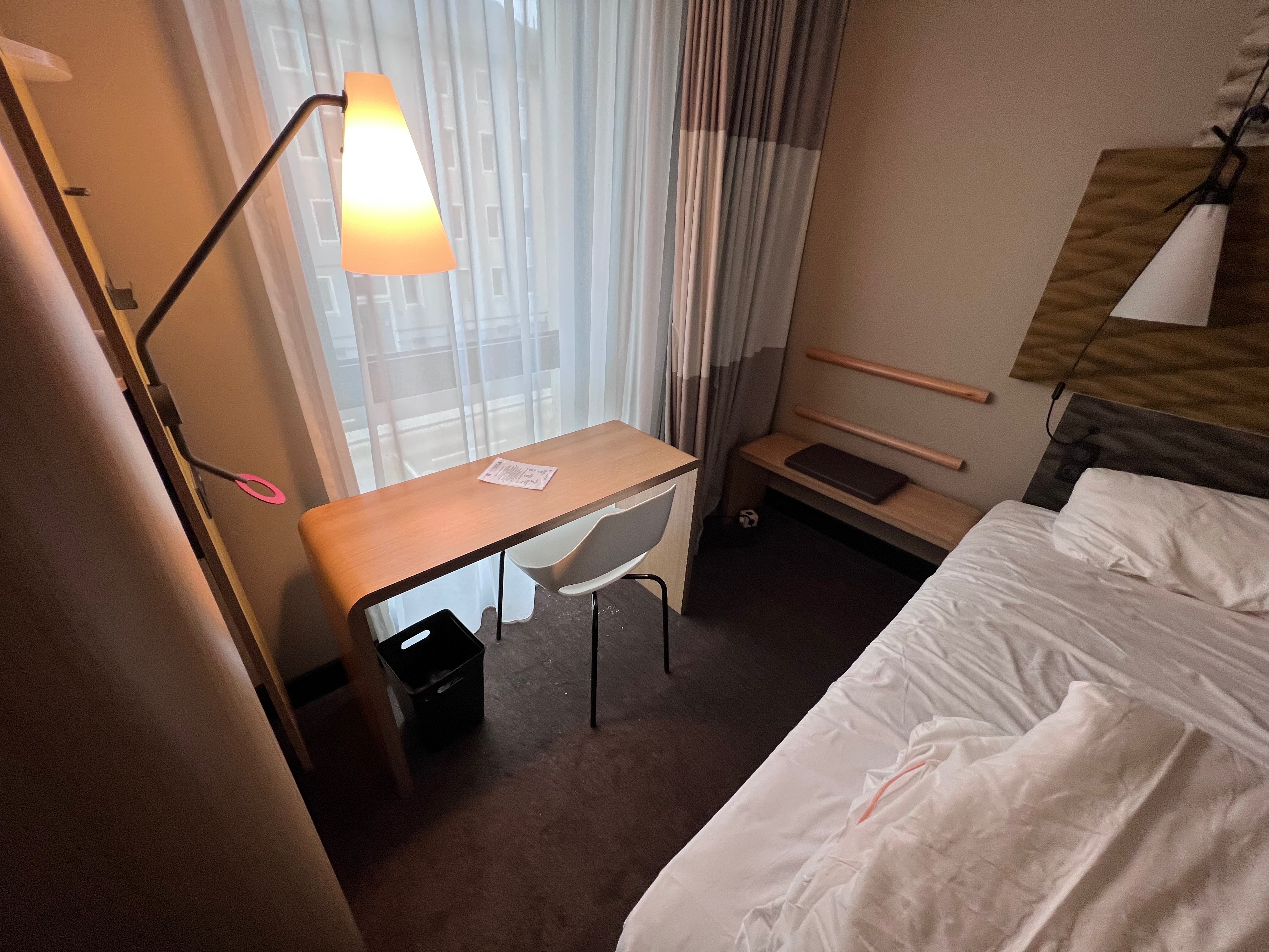 Pokój w ibis Regensburg Zentrum Pokój w hotelu ibis Regensburg Zentrum z biurkiem, łóżkiem i dużym oknem