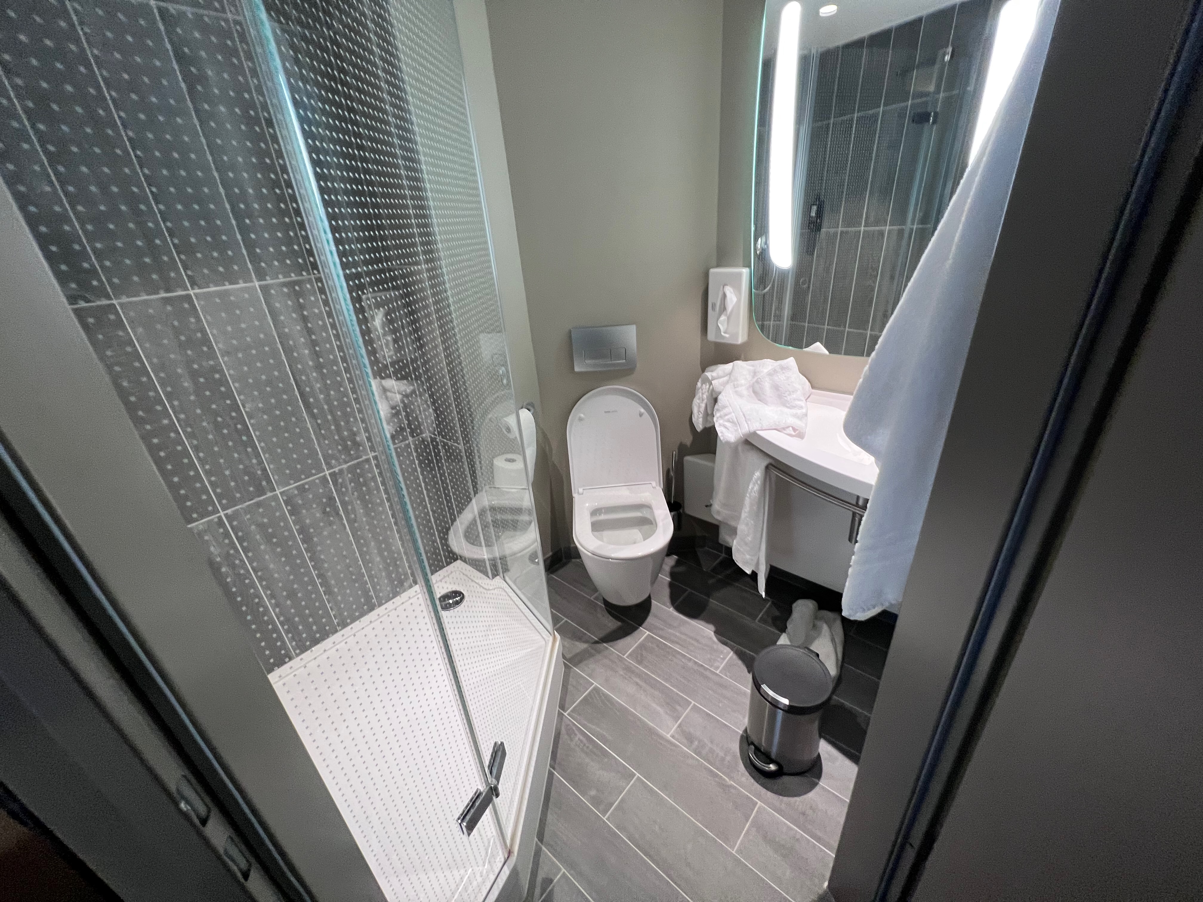 Łazienka w ibis Regensburg Zentrum Łazienka w pokoju hotelowym ibis Regensburg Zentrum z prysznicem i umywalką