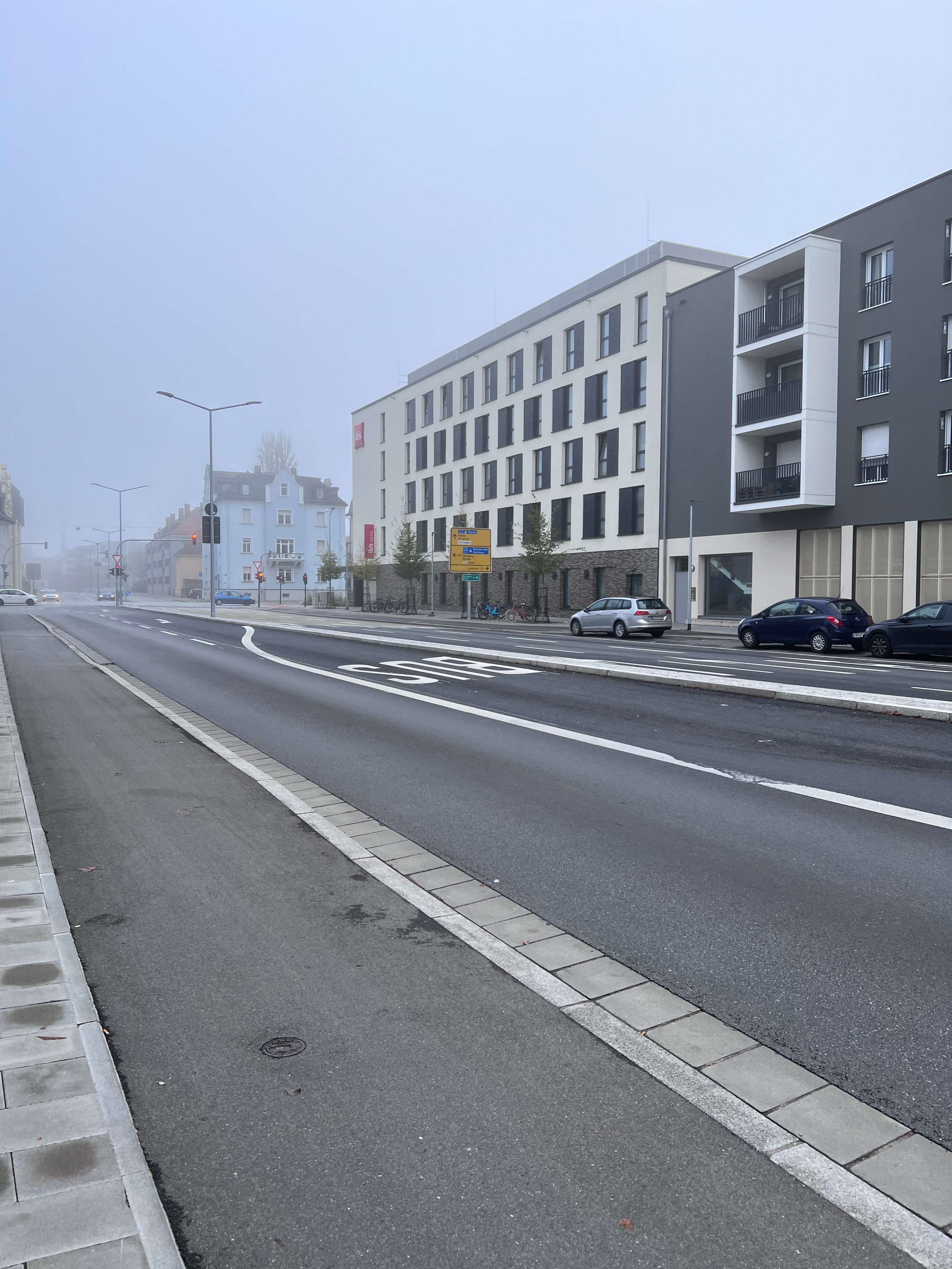 Hotel ibis Regensburg Zentrum od strony ulicy Budynek hotelu ibis Regensburg Zentrum widziany od ulicy