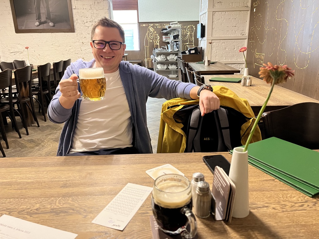 Szymon z piwem (bezalkoholowym), Lokál U Caipla, Brno, Czechy