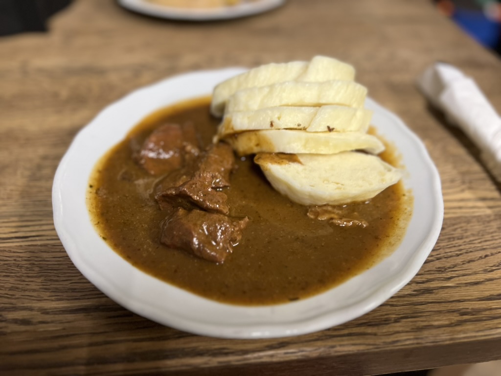Gulasz wołowy z knedlikami Lokál U Caipla, Brno, Czechy