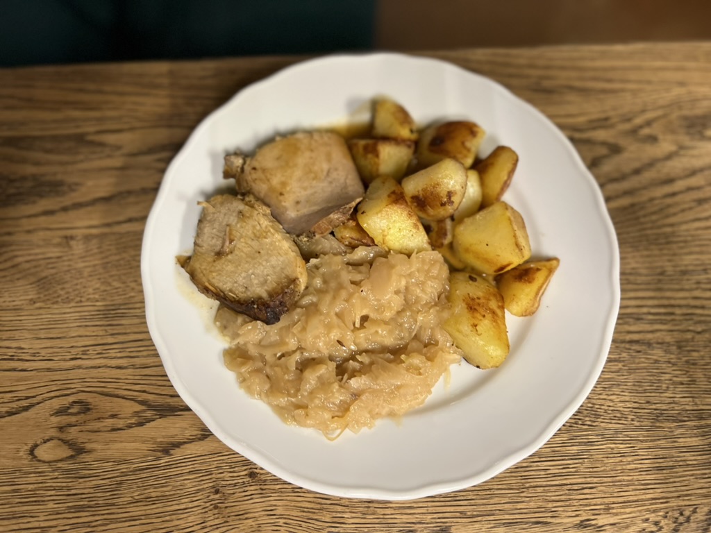 Pieczeń z kapustą i ziemniakami U Caipla, Brno, Czechy Pieczeń z kapustą i ziemniakami U Caipla, Brno, Czechy