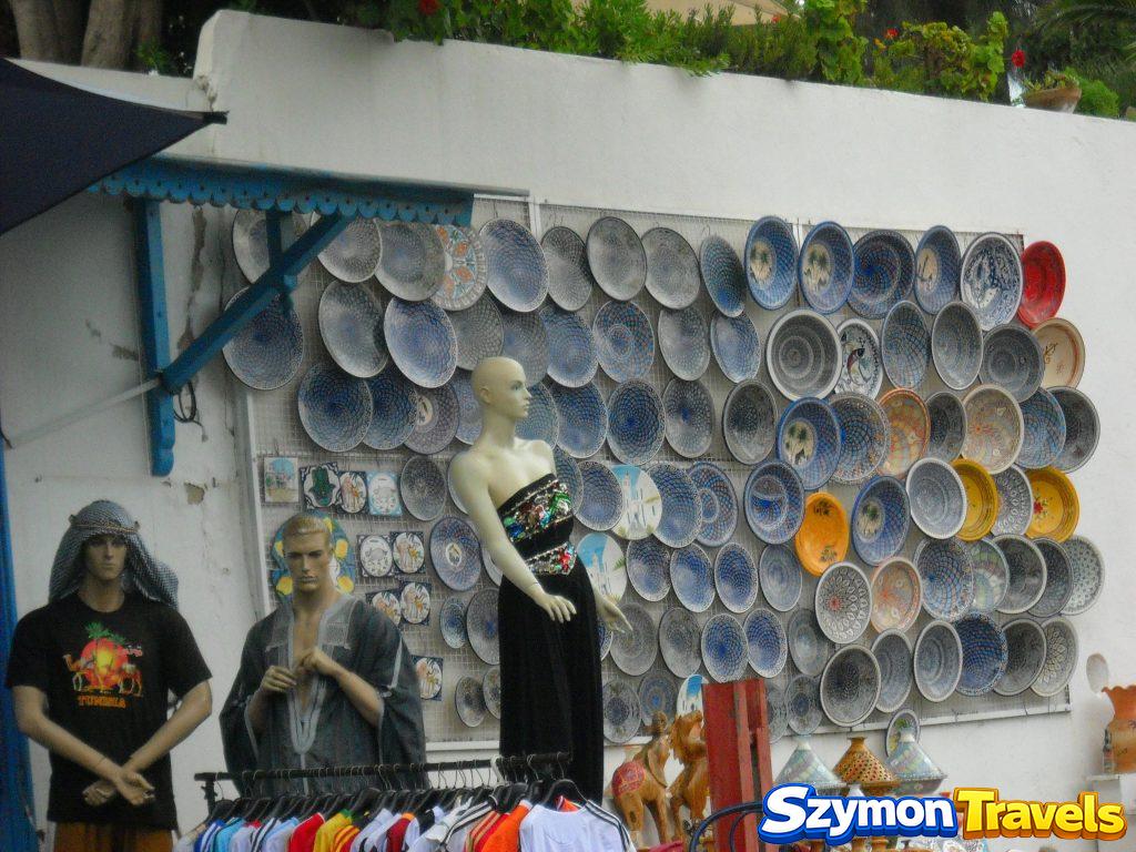 Sklep z ceramiką i pamiątkami w Sidi Bou Said w Tunezji