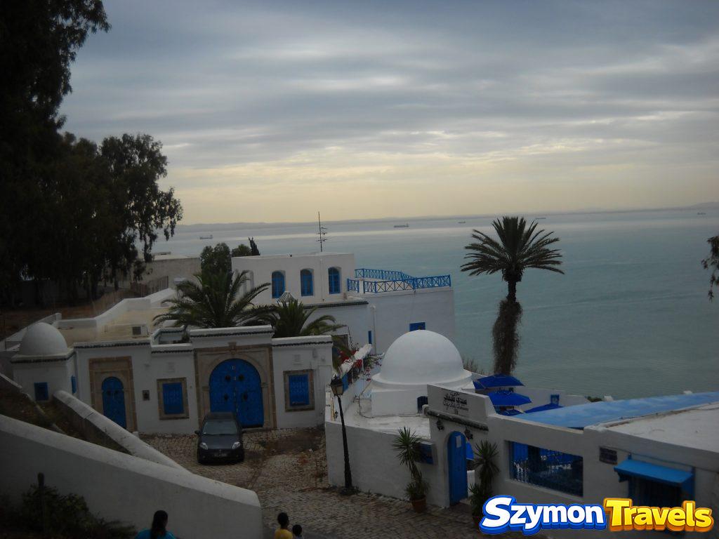 Sidi Bou Said w Tunezji z białymi domami, niebieskimi drzwiami i widokiem na Zatokę Tuniską