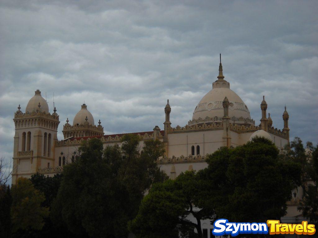 Akropolium Kartaginy widziane z oddali pod ciemnym, zachmurzonym niebem