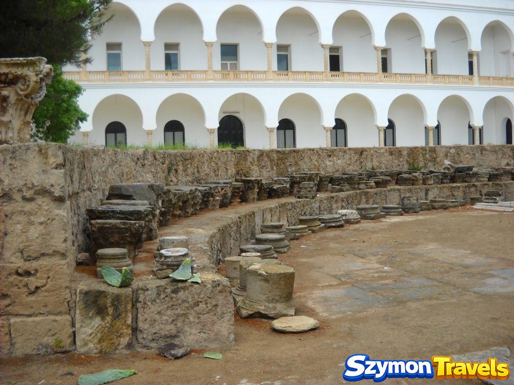 Pozostałości archeologiczne Kartaginy z kolumnami i białym budynkiem muzealnym w tle