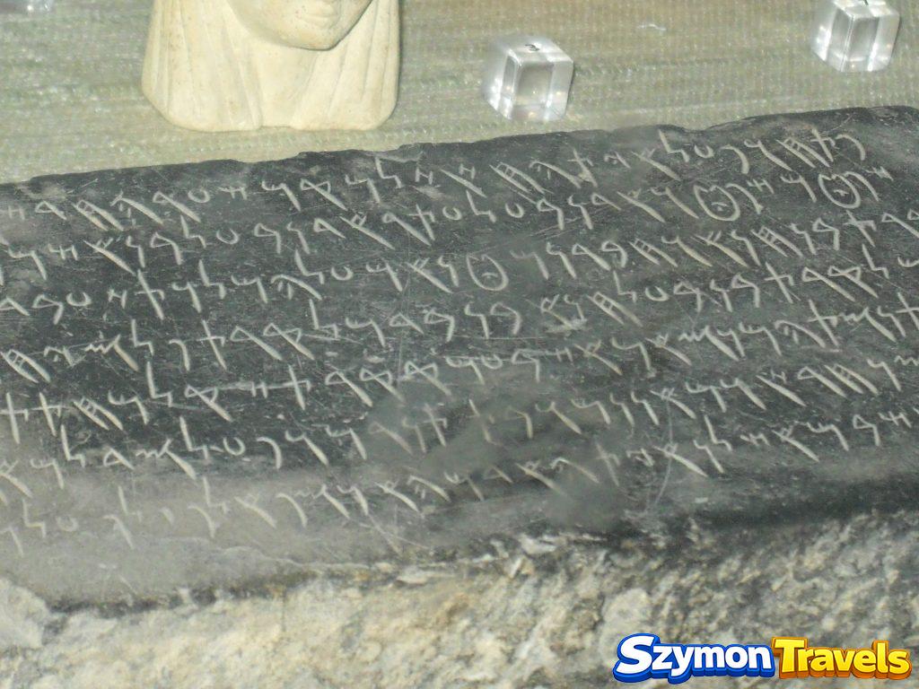 Punicka inskrypcja w muzeum Kartaginy na wzgórzu Byrsa w Tunezji
