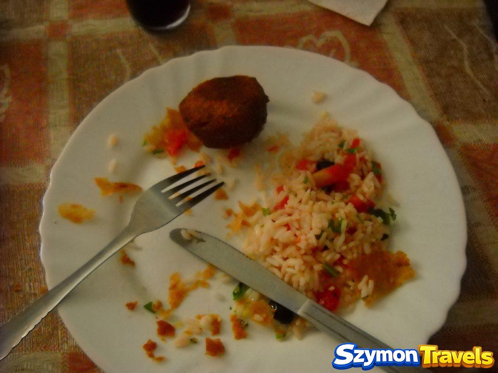 Talerz z obiadem w Matmacie z ryżem z warzywami, sosem i smażonym kotlecikiem