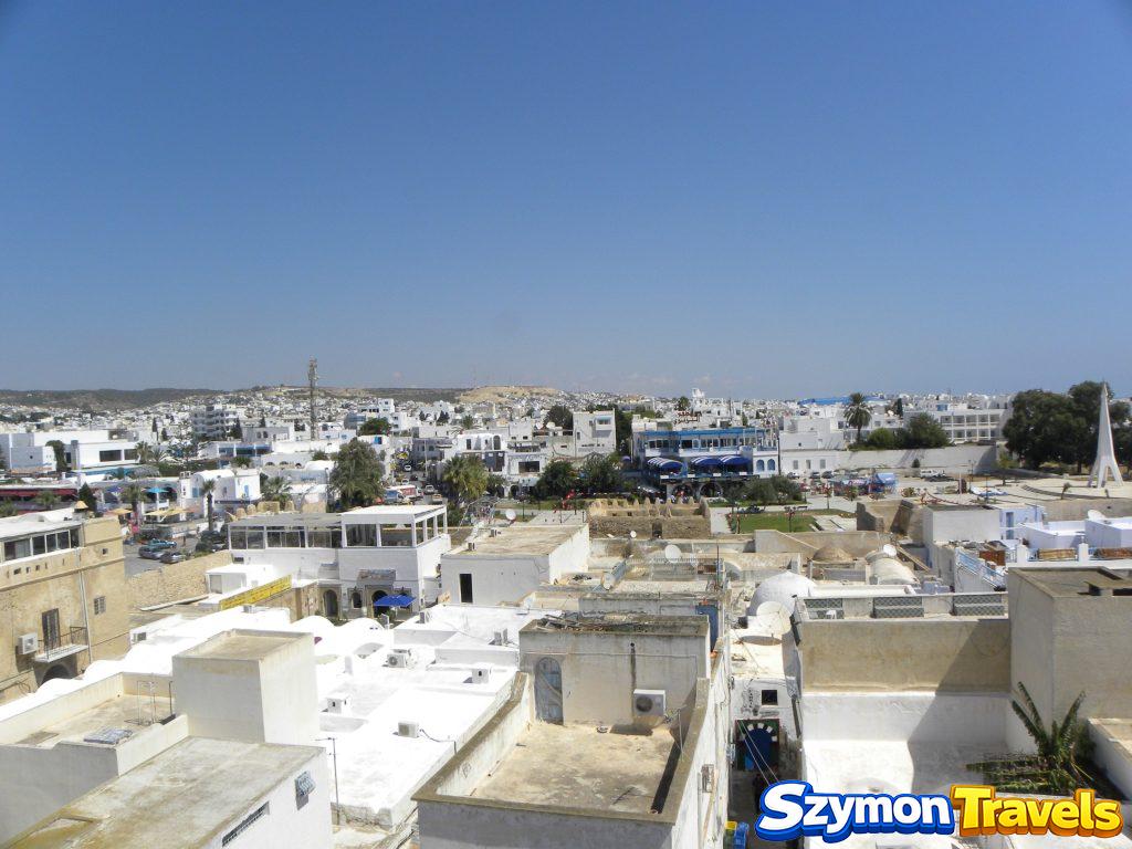 Panorama Hammametu z murów kasby z białymi dachami, miastem i Morzem Śródziemnym