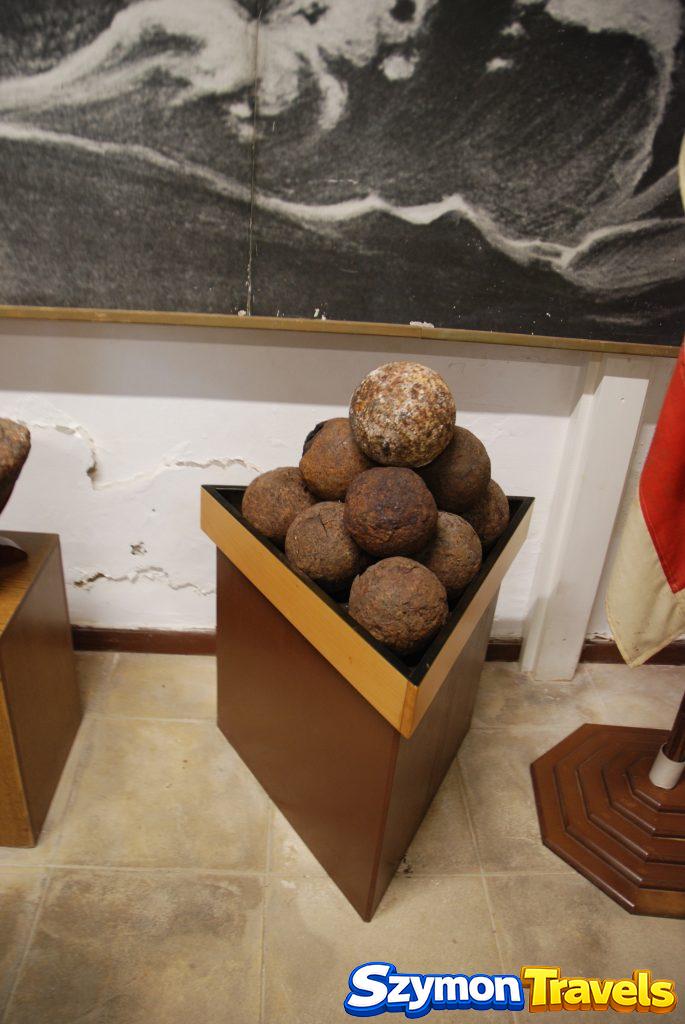 Stare kule armatnie prezentowane w Muzeum Morskim Krety w Chanii