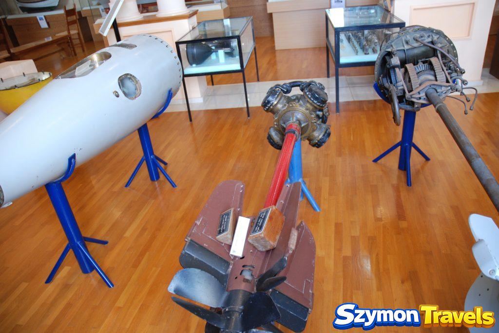 Elementy napędu torped i mechanizmy morskie w muzeum w Chanii