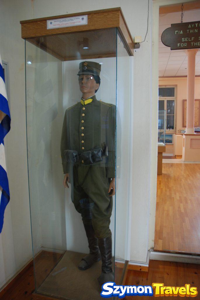 Mundur wojskowy w gablocie Muzeum Morskiego Krety w Chanii