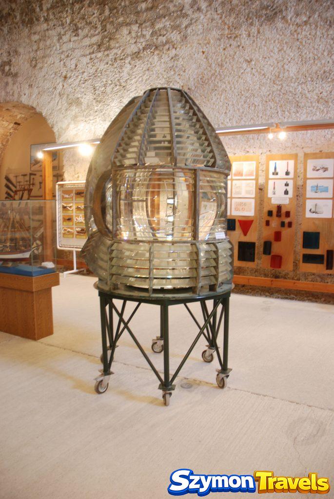 Duża soczewka latarni morskiej w Muzeum Morskim Krety w Chanii