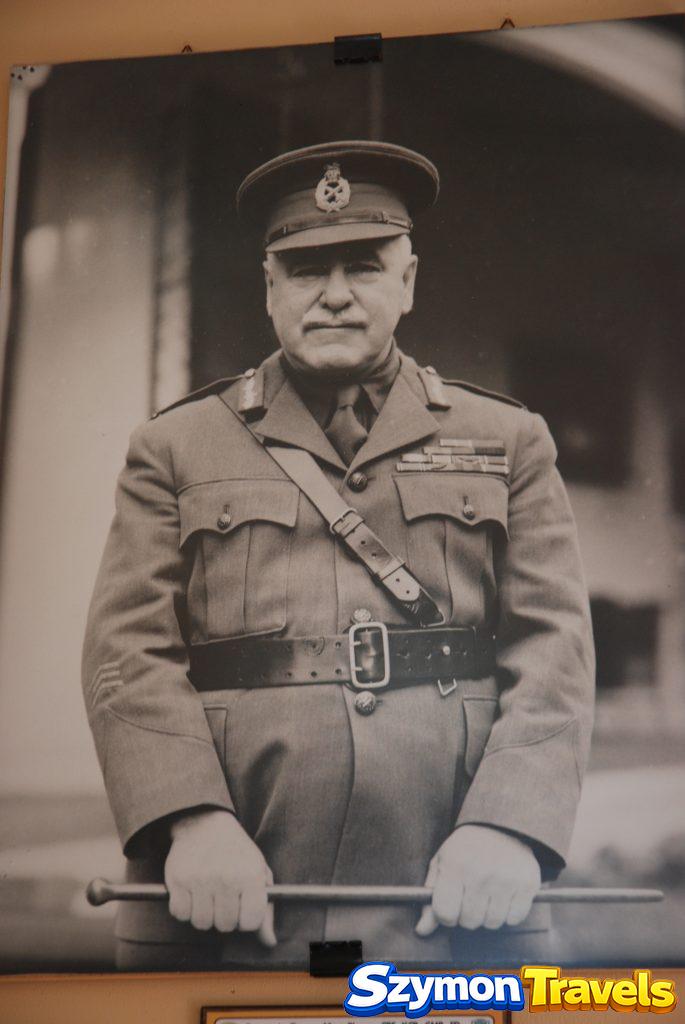 Portret wojskowego dowódcy na wystawie poświęconej historii Krety w czasie wojny