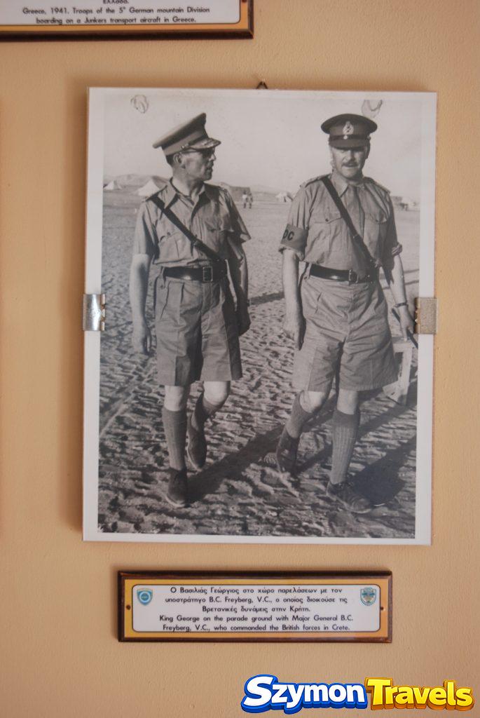 Fotografia króla Jerzego II i generała Bernarda Freyberga w ekspozycji bitwy o Kretę