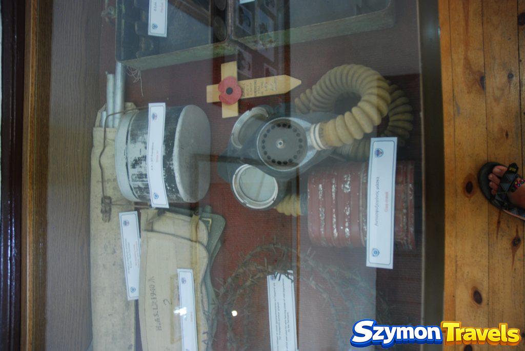Maska przeciwgazowa i wyposażenie wojenne w gablocie Muzeum Morskiego Krety