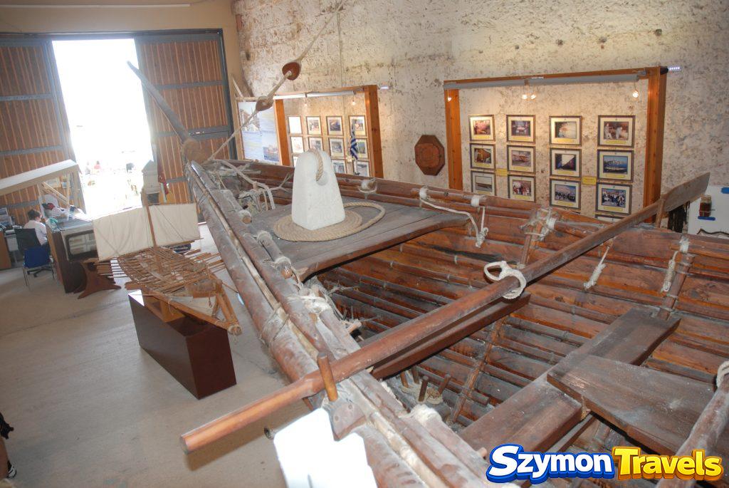 Rekonstrukcja dużej drewnianej łodzi minojskiej w ekspozycji Muzeum Morskiego Krety w Chanii