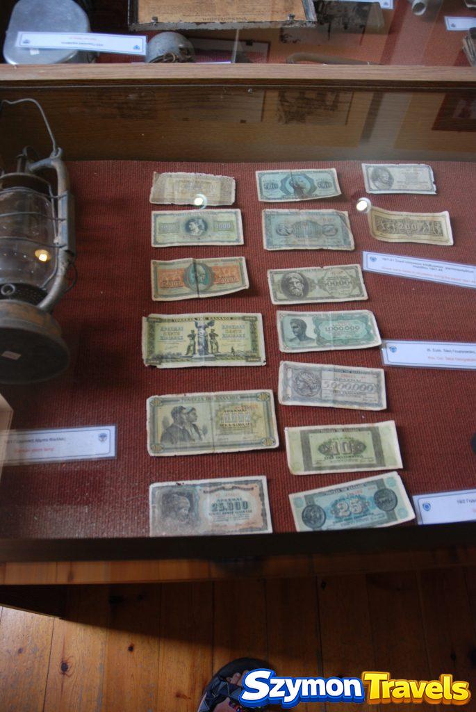 Banknoty i wyposażenie z okresu wojny na ekspozycji muzealnej w Chanii