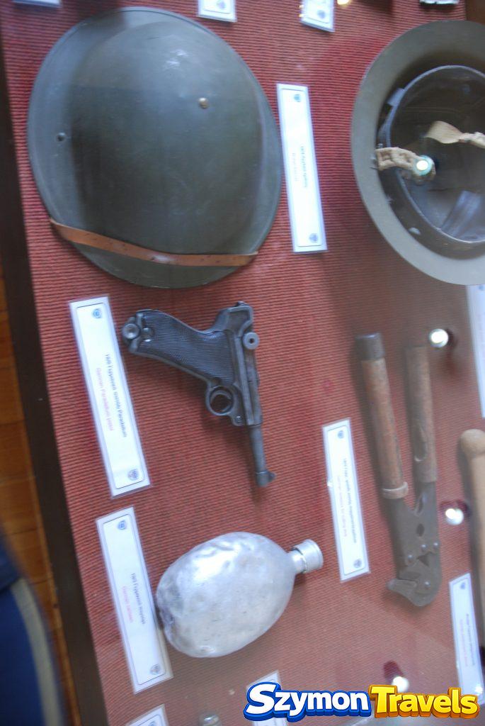 Hełmy, pistolet i wyposażenie wojskowe w ekspozycji poświęconej bitwie o Kretę