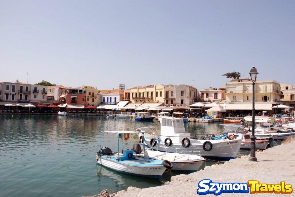 Łodzie w starym porcie w Rethymno i restauracje nad wodą